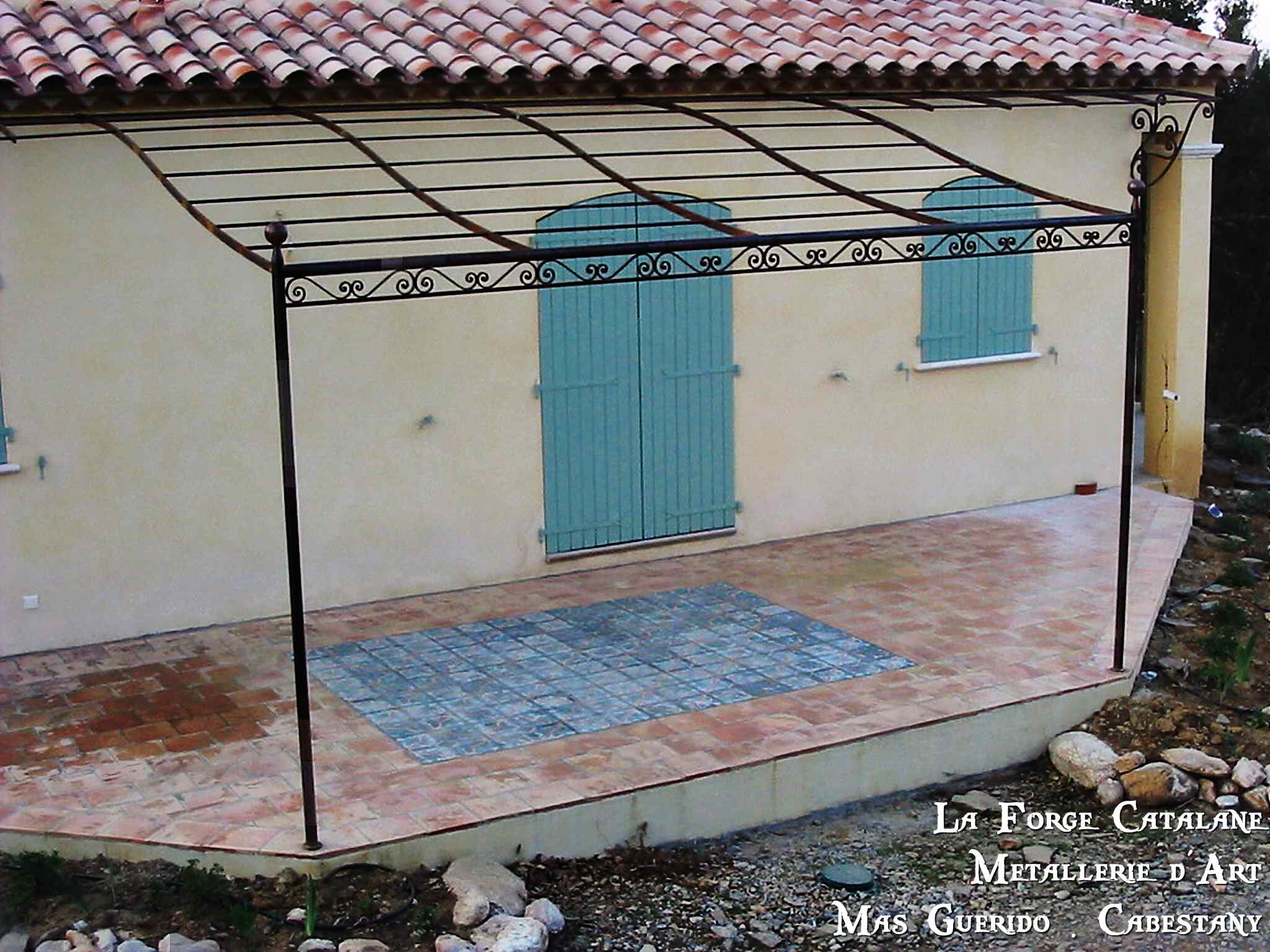 pergola terrasse volutes demi chapeau gendarme fer Forge Catalane Cabestany (3).jpg